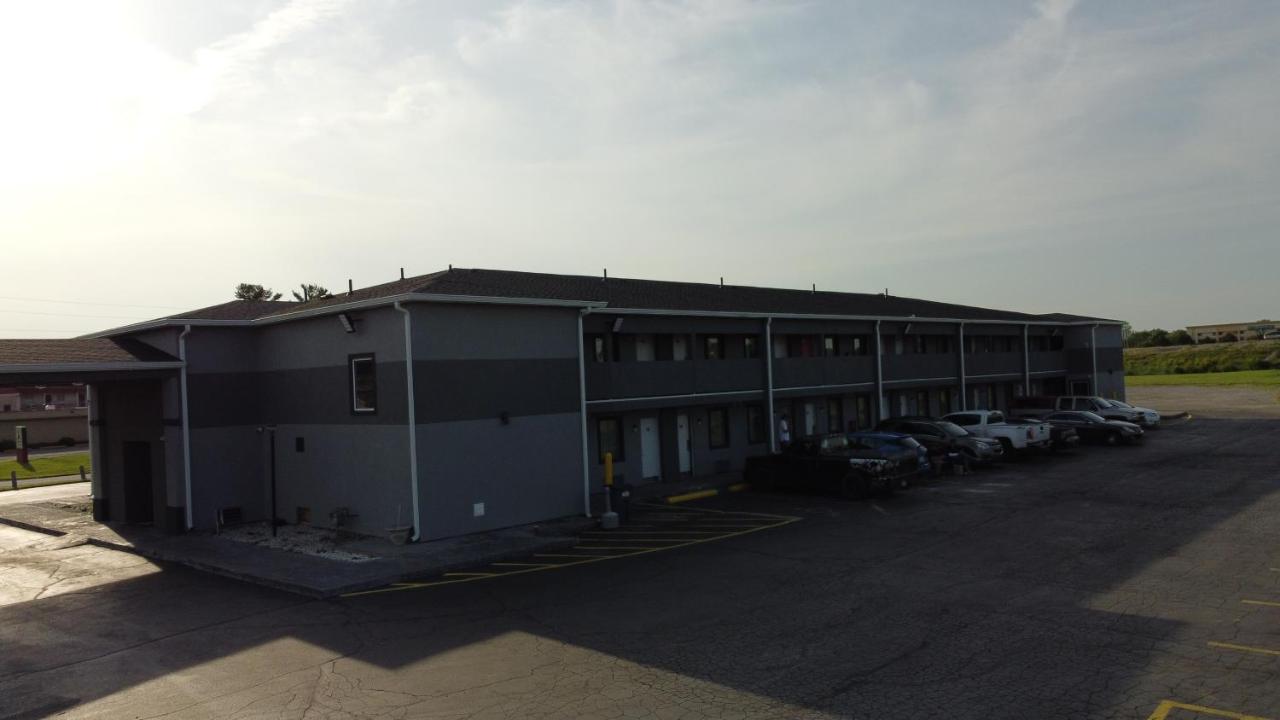 Days Inn By Wyndham Indianapolis East Post Road Ngoại thất bức ảnh