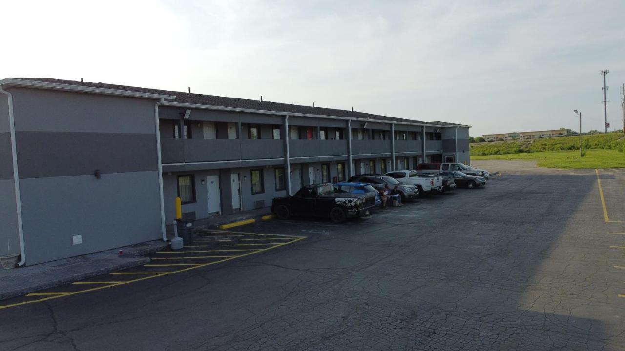 Days Inn By Wyndham Indianapolis East Post Road Ngoại thất bức ảnh
