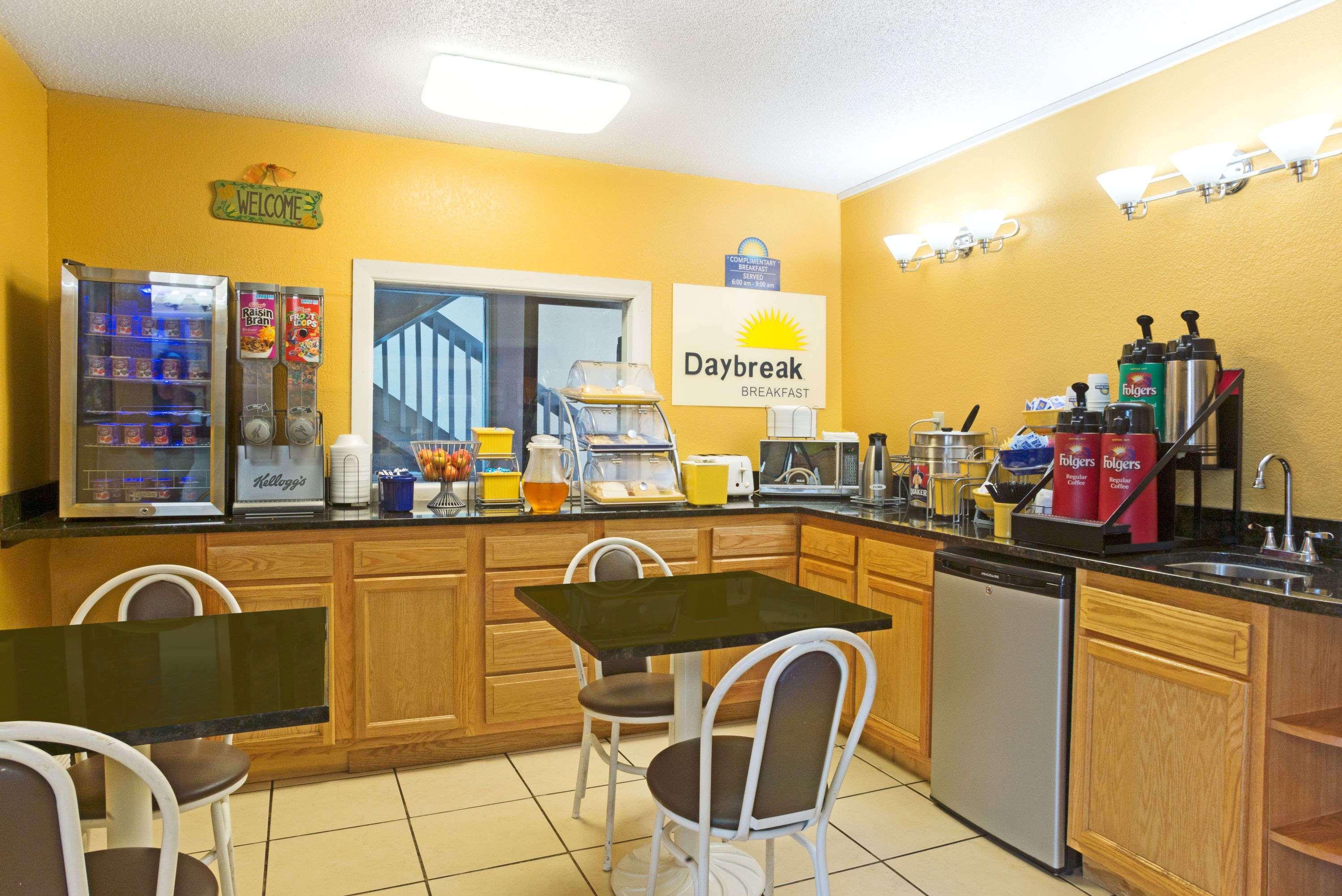 Days Inn By Wyndham Indianapolis East Post Road Ngoại thất bức ảnh