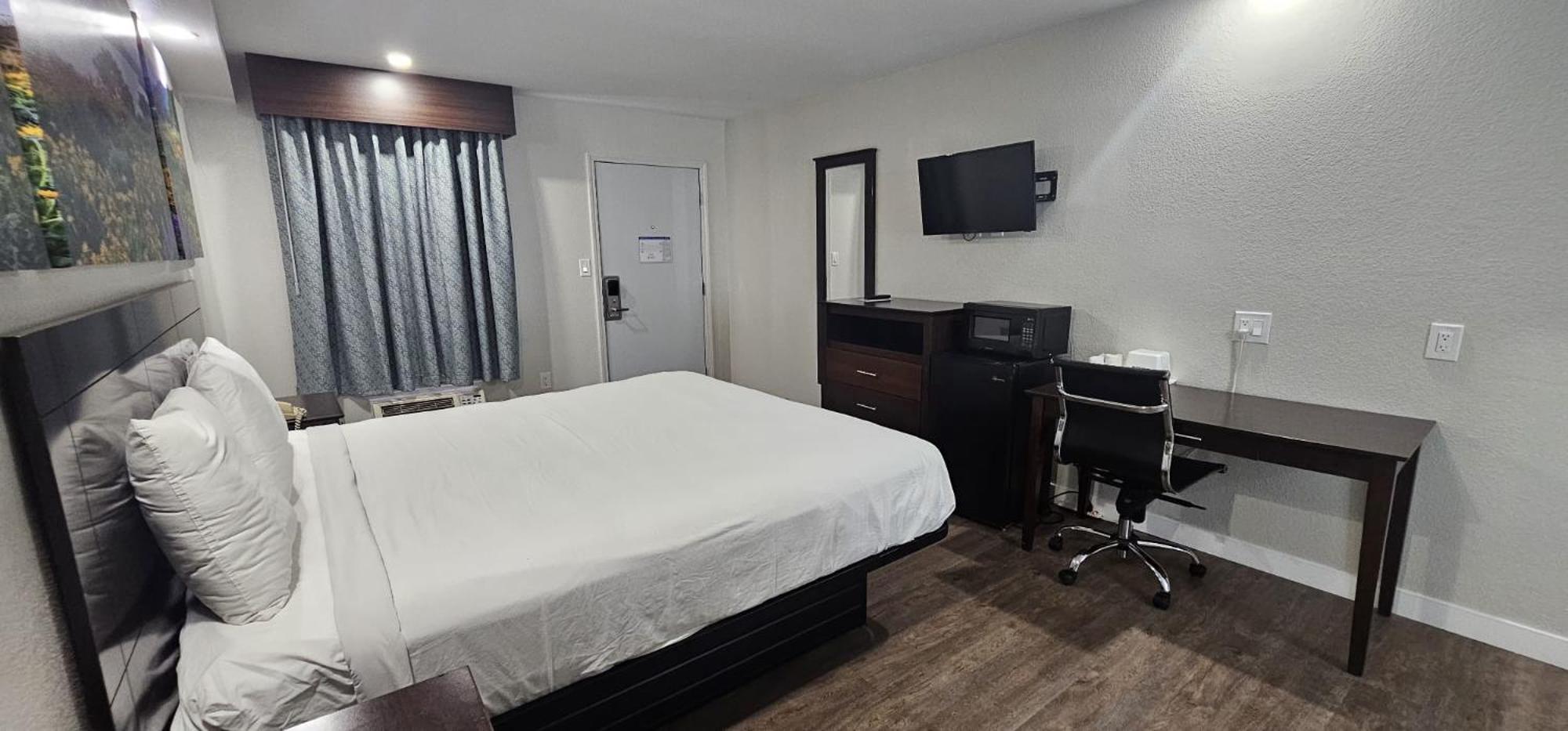 Days Inn By Wyndham Indianapolis East Post Road Ngoại thất bức ảnh