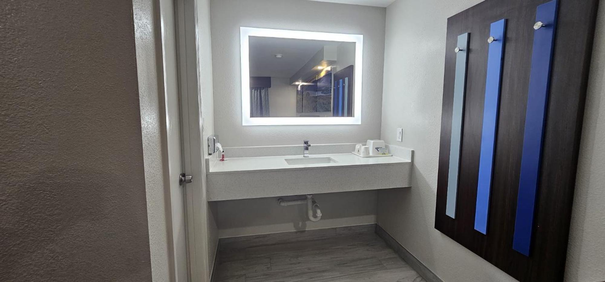 Days Inn By Wyndham Indianapolis East Post Road Ngoại thất bức ảnh
