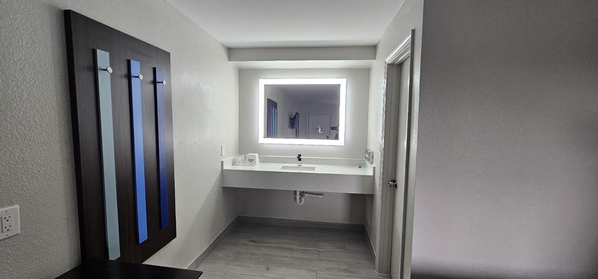 Days Inn By Wyndham Indianapolis East Post Road Ngoại thất bức ảnh