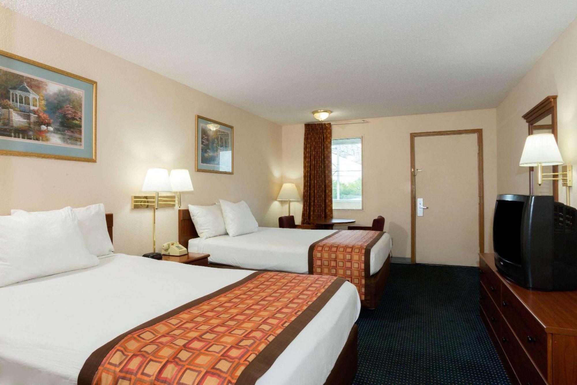 Days Inn By Wyndham Indianapolis East Post Road Ngoại thất bức ảnh